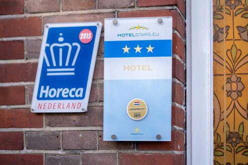 una señal para un hotel en una pared de ladrillo en Hotel Atlas Vondelpark, en Ámsterdam