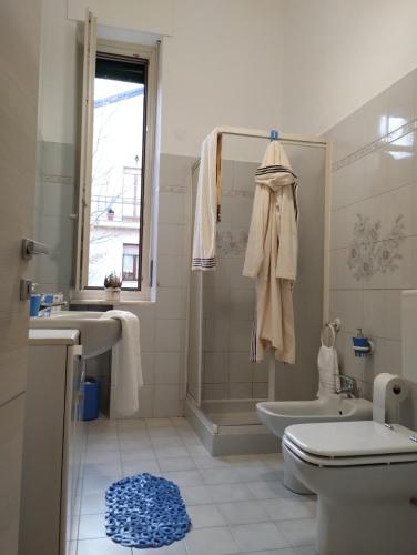a bathroom with two sinks a toilet and a shower at La Villetta a Cuneo in Cuneo