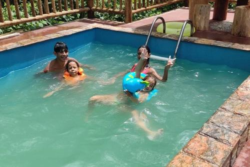 um grupo de pessoas numa piscina em LaCasinhaDeMadeira em Macaé