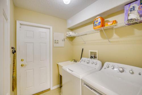 Un baño de Palm Coast Retreat with Heated Pool and Private Patio!