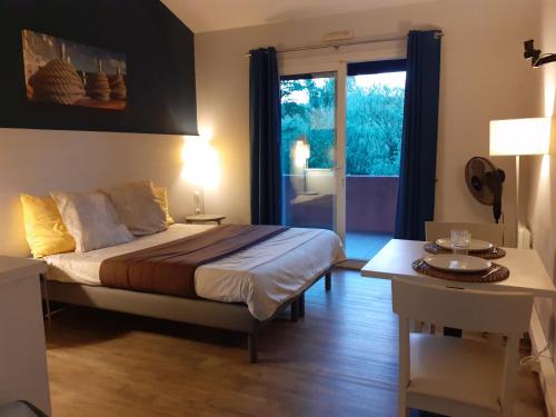 En eller flere senge i et værelse på Appartement cocooning