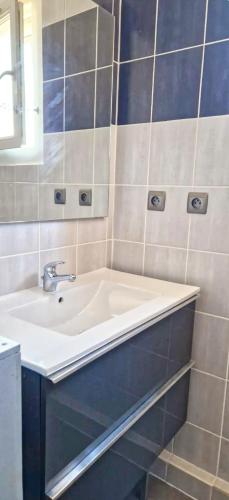 une salle de bain avec un lavabo blanc et un miroir dans l'établissement Maison Confort, Terrasse & Jardin, Parking, à Plan-de-Cuques