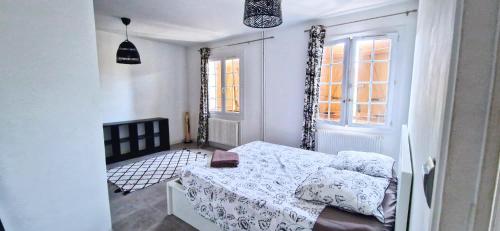 una piccola camera con un letto e due finestre di Maison & SPA, Terrasse & Jardin, Parking a Plan-de-Cuques