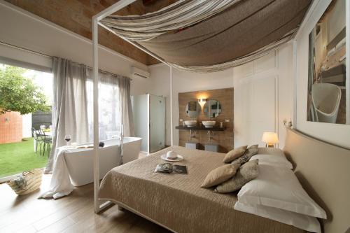 sypialnia z dużym łóżkiem i wanną w obiekcie Villa Loria w mieście San Vito lo Capo