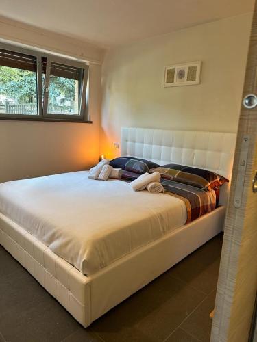 a bedroom with a large white bed in a room at IL GIARDINETTO DI ELELU' Private Garage in Orvieto