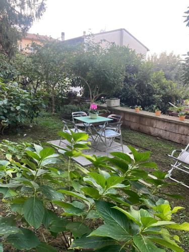 un patio con mesa y sillas en un jardín en IL GIARDINETTO DI ELELU’ en Orvieto