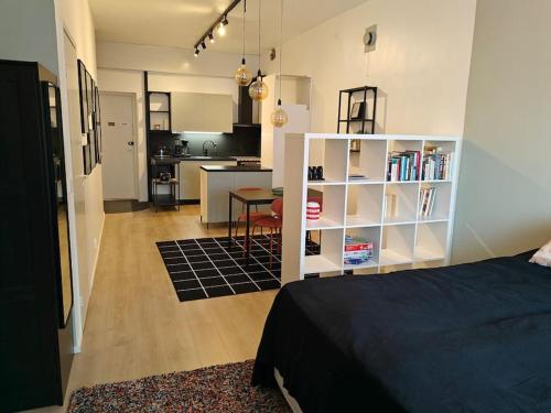 um quarto com uma cama e uma cozinha num quarto em Brooms - Newly renovated central studio apartment em Pietarsaari