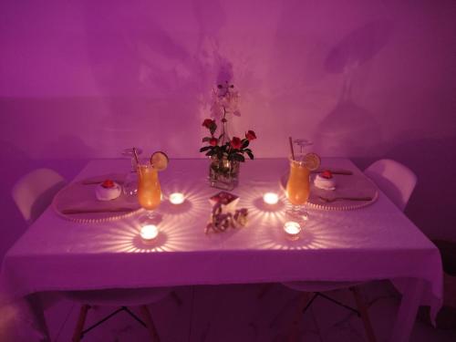 uma mesa com velas, flores e luzes em Spa NESSA em Saint-Andiol