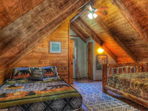セバービルにあるSmoky Mountains FamiLee Cabin in Wears Valley 2/2のベッドと天井扇風機のある寝室