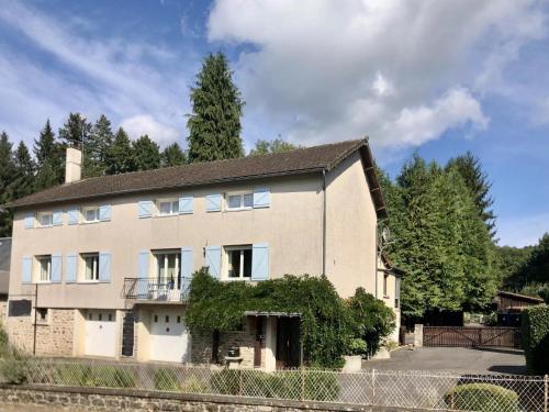 una casa vieja con una valla delante de ella en Le Petit Lac en Bourganeuf