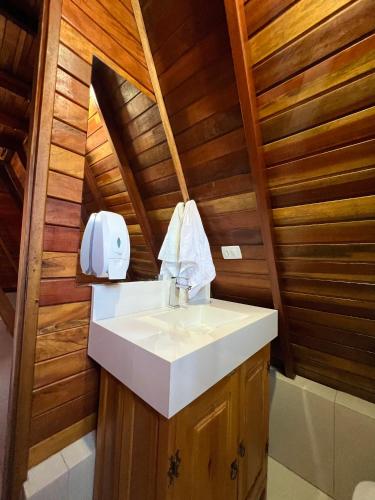 a bathroom with a sink in a wooden cabin at Chalés de Lençóis in Lençóis