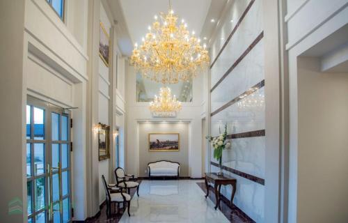 un couloir avec un lustre, une table et des chaises dans l'établissement Espectacular Monoambiente Nuevo en Place Lafayette piso 7 Punta del Este, à Punta del Este