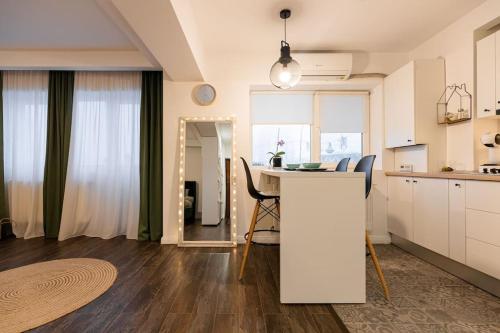 uma cozinha com um balcão e cadeiras num quarto em Ultra central apartment em Baia Mare