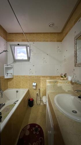 a bathroom with a tub and a sink at Appartement Slim centre sousse in Sousse