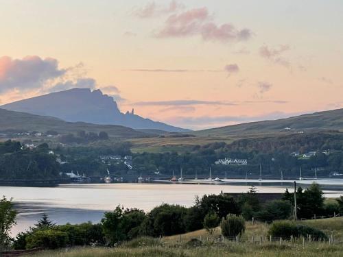 vista su un lago con una montagna sullo sfondo di Caravan Skye Holidays a Portree