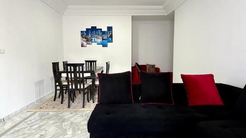 a living room with a couch and a dining room table at Appartement Slim centre sousse in Sousse