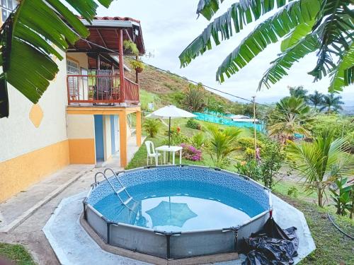 a swimming pool in the backyard of a house at Hospedaje casa campestre in Roldanillo