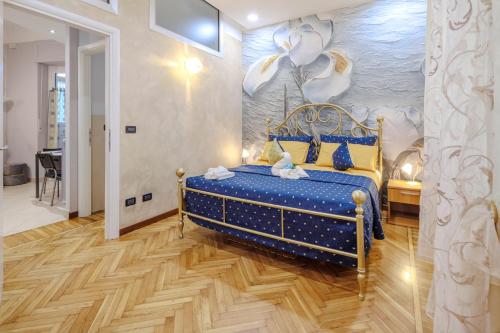 クーネオにあるLa Vie en Roseのベッドルーム1室(壁に絵画が描かれた青いベッド1台付)