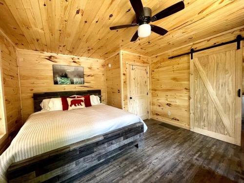 En eller flere senger på et rom på Hidden 3BR Cabin in the Heart of Red River Gorge!