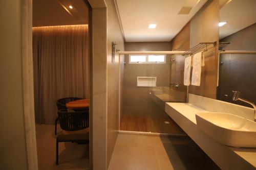 馬拉戈日的住宿－Uri Pousada，一间带水槽和镜子的浴室