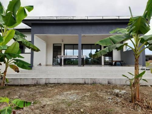 a house with concrete steps in front of it at Villa en résidence à Malibé Libreville in Libreville