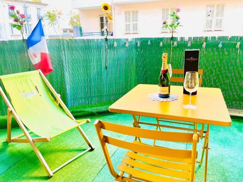 - une table avec 2 bouteilles de vin et une chaise dans l'établissement studio city center beach side free paddle beautiful terrace, à Nice