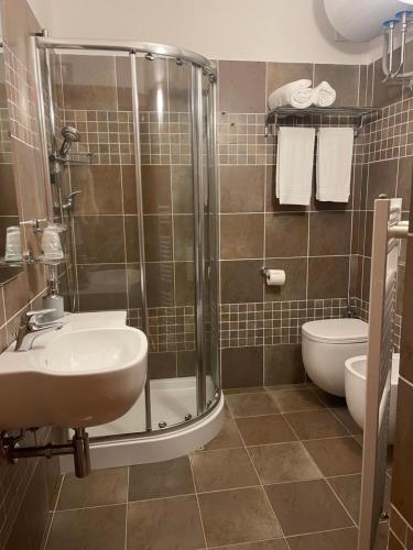 a bathroom with a shower and a sink and a toilet at Appartamento in centro Paese in Frabosa Soprana