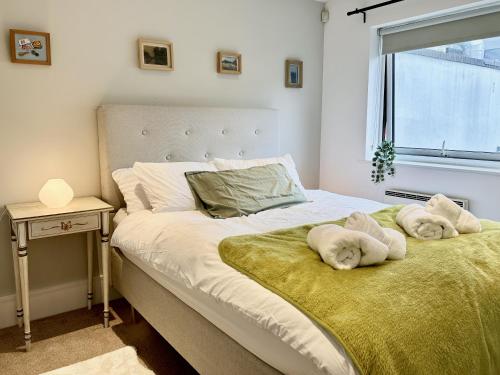 a bedroom with a bed with towels on it at Kings Cross City Apartment in London