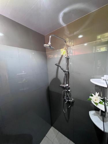 een badkamer met een douche en een wastafel bij Rupe Rupe Lodge in Uturoa