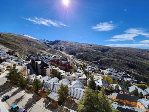 eine Luftansicht einer Kleinstadt in den Bergen in der Unterkunft DÚPLEX CON VISTAS ZONA MEDIA in Sierra Nevada