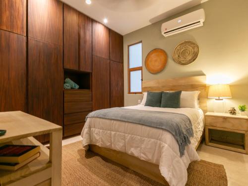 um quarto com uma cama com paredes de madeira e uma janela em Carmensita em San José del Cabo