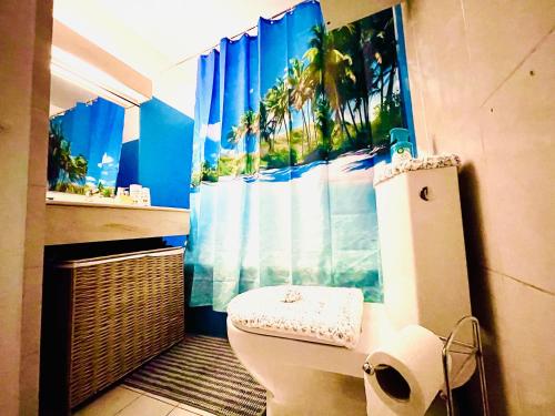 La salle de bains est pourvue de toilettes et d'un rideau de douche tropical. dans l'établissement studio city center beach side free paddle beautiful terrace, à Nice