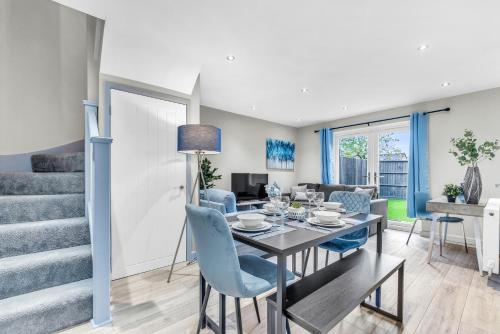 a dining room and living room with a table and chairs at MK 2-Bedroom Contractor's Gem, 5 beds, sleeps 6, free parking in Milton Keynes