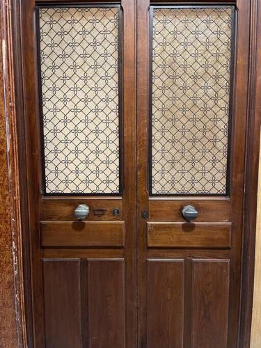 d'une porte en bois avec deux fenêtres en verre. dans l'établissement Moderne et calme en hyper centre, à Aix-les-Bains
