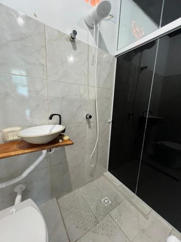 y baño con ducha, aseo y lavamanos. en Suite 1- black em Praia bonita hospedagem, en São Francisco do Sul
