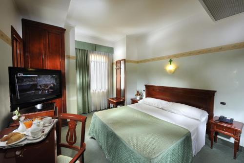 Katil atau katil-katil dalam bilik di Hotel Russo Palace