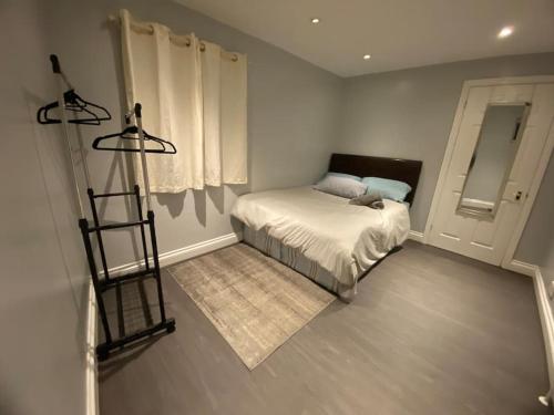 Un dormitorio con una cama y una escalera. en Spacious 2 bedroom flat london, en Londres