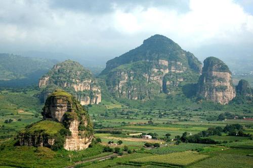 un grupo de grandes montañas rocosas en un valle en CASA Punto Medio en Tlayacapan