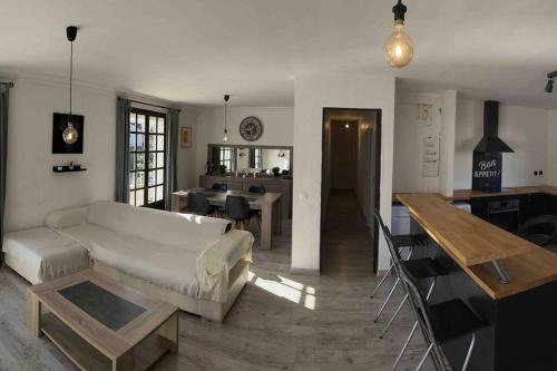 un salon avec un canapé blanc et une table dans l'établissement Charmant haut de villa, à Istres