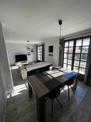 une chambre avec un lit et une table dans une pièce dans l'établissement Charmant haut de villa, à Istres