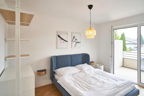 Schlafzimmer mit einem Bett mit blauem Kopfteil in der Unterkunft Villa LORA - Ferienwohnung Federspiel in Mautern
