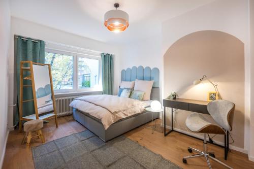 Schlafzimmer mit einem Bett, einem Schreibtisch und einem Fenster in der Unterkunft 120qm, cozy Apartment, sehr zentral am HBF, 3SZ in Koblenz