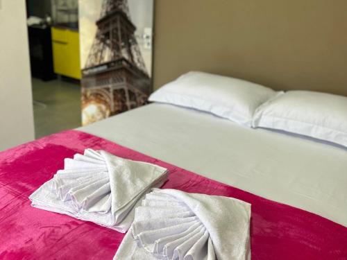 Una cama con dos almohadas blancas encima. en Vila do Chaves - Nossa hospedagem foi matéria no G1, en Garopaba