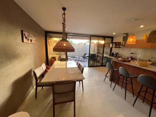 聖米格爾－杜斯米拉格里斯的住宿－Kanui Casa Maré 109，厨房以及带桌椅的用餐室。