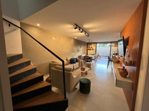 salon ze schodami i jadalnią w obiekcie Kanui Casa Maré 109 w mieście São Miguel dos Milagres