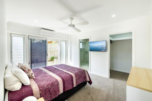 安娜湾50a Ocean Ave - air con, wi-fi 1 bedroom apartment的一间带床和窗户的白色卧室
