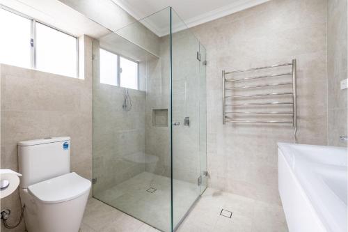 安娜湾50a Ocean Ave - air con, wi-fi 1 bedroom apartment的带马桶和玻璃淋浴间的浴室