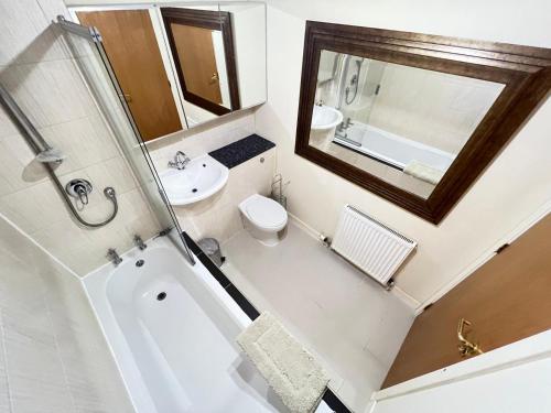 uma casa de banho com um lavatório, um WC e um chuveiro em Lovely Two-bed Apt em Aberdeen