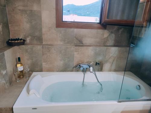 El baño incluye bañera con grifo de agua. en Archanes Nature Retreat Residence, en Archanes