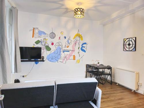 - un salon avec un canapé et un dessin mural dans l'établissement Charming flat in Stokes Croft, à Bristol